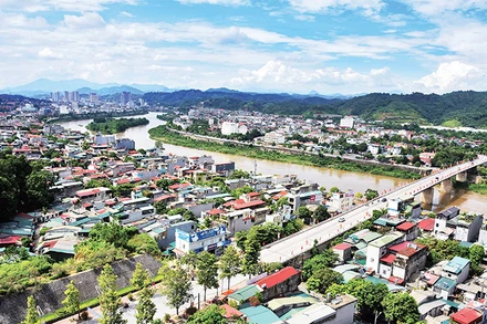 Thành phố Lào Cai (tỉnh Lào Cai) ngày càng phát triển hài hòa, năng động. (Ảnh TRẦN HẢI) 