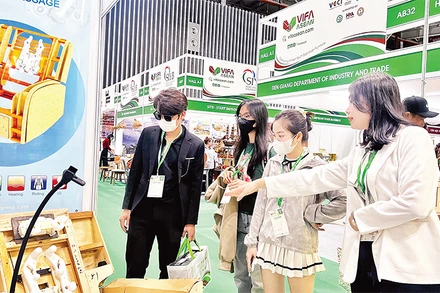 Doanh nghiệp trưng bày và giới thiệu sản phẩm tại Hội chợ "Tôn vinh hàng Việt" năm 2024. 