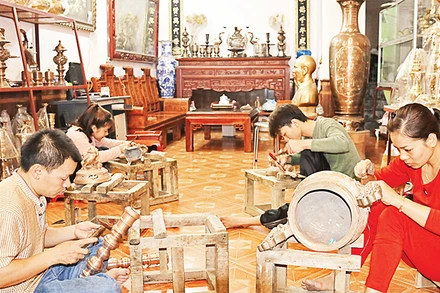 Nghề chế tác đồng, thôn Lộng Thượng, xã Ðại Ðồng, huyện Văn Lâm, tỉnh Hưng Yên. 