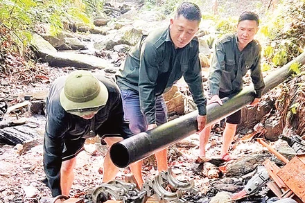 Công nhân Công ty cổ phần Cấp nước Ðiện Biên thi công đường ống dẫn nước phục vụ người dân huyện Mường Chà. 