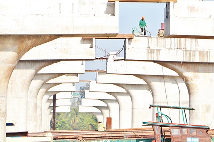 Thi công cầu Thống Nhất thuộc dự án đường trục trung tâm thành phố Biên Hòa. 