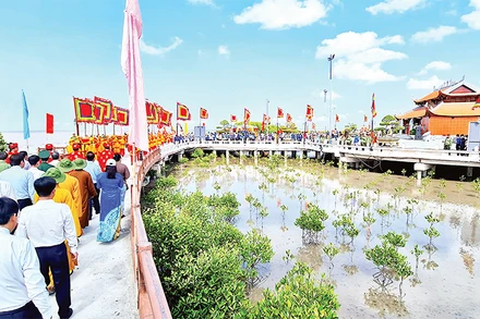 Ðông đảo người dân về dâng hương, dâng lễ tại khu Ðền thờ Quốc Tổ Lạc Long Quân và Quốc Mẫu Âu Cơ tại Khu du lịch Mũi Cà Mau. 