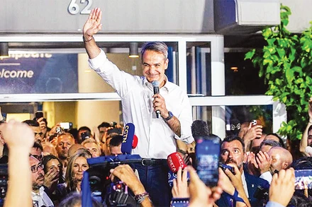 Ông Mitsotakis và người ủng hộ mừng chiến thắng của ND. (Ảnh TÂN HOA XÃ) 