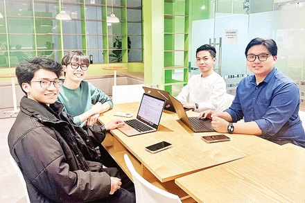 Các sinh viên làm việc tại Trung tâm Nghiên cứu quốc tế về trí tuệ nhân tạo, Ðại học Bách khoa Hà Nội. 