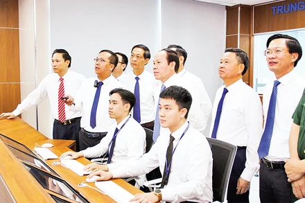 Lãnh đạo thành phố Hải Phòng và quận Ngô Quyền khảo sát hoạt động của Trung tâm điều hành thông minh quận Ngô Quyền. (Nguồn: Văn phòng UBND quận Ngô Quyền) 