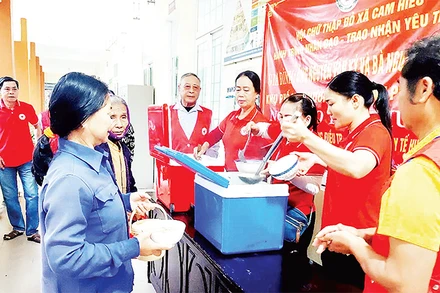 Những suất ăn miễn phí được Hội Chữ thập đỏ xã Cam Hiếu gửi đến bệnh nhân đang điều trị tại Trung tâm Y tế huyện Cam Lộ. 