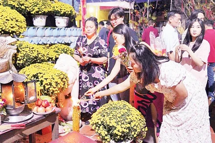 Người Việt Nam tại Lào đi chùa nhân dịp đầu năm mới. (Ảnh TTXVN) 