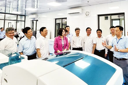 Lãnh đạo Bộ Y tế nghe giới thiệu về các trang, thiết bị hiện đại tại Tòa nhà CDC Thái Bình được đưa vào sử dụng năm 2024. 