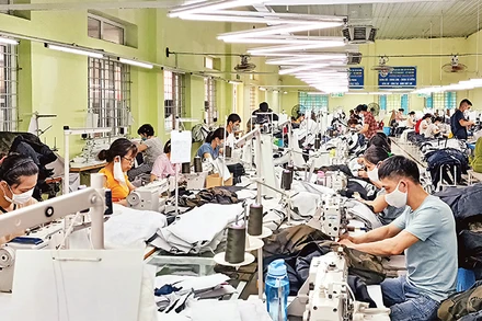 Sản xuất hàng may mặc xuất khẩu tại Tổng công ty cổ phần Dệt may Nam Ðịnh. 