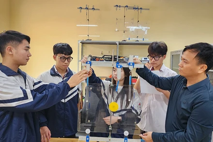 Giờ thực hành của học sinh Trường trung học phổ thông Phùng Khắc Khoan - Thạch Thất (Hà Nội). 