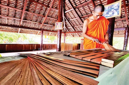 Trưng bày kinh lá buông tại chùa Sà Lôn, xã Lương Phi, huyện Tri Tôn, tỉnh An Giang. 