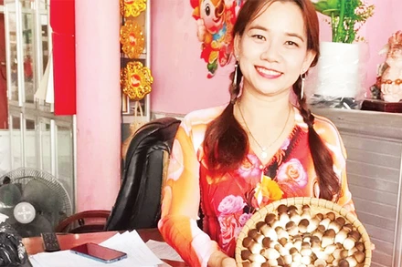 Chị Châu Thị Nương tự tin khởi nghiệp bằng nghề trồng và chế biến nấm sạch. 