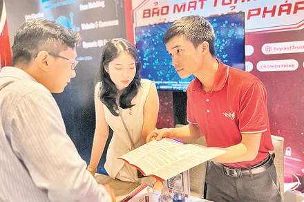 Các doanh nghiệp giới thiệu với khách hàng các giải pháp bảo mật an toàn thông tin tại Thành phố Hồ Chí Minh. 