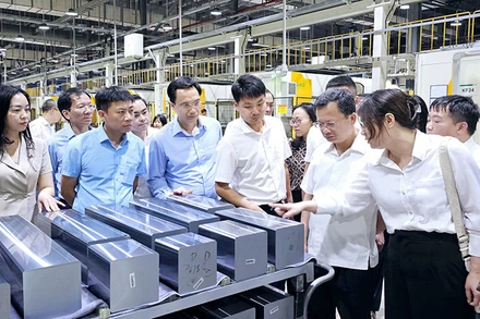 Lãnh đạo tỉnh Quảng Ninh thăm dây chuyền sản xuất của Nhà máy Jinko Solar tại Khu công nghiệp Sông Khoai, thị xã Quảng Yên. 