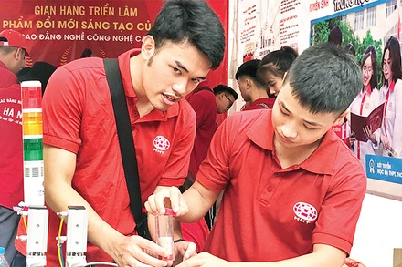 Không gian triển lãm sản phẩm đổi mới sáng tạo của Trường cao đẳng nghề Công nghệ cao Hà Nội. 