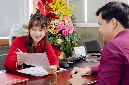 Khách hàng giao dịch tại Ngân hàng Agribank. (Ảnh Agribank) 