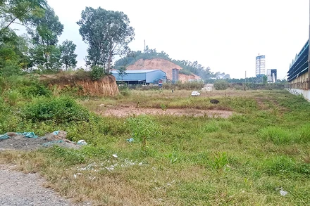 Ðất đai Khu công nghiệp Ðiềm Thụy B bỏ hoang, lãng phí nhiều năm. 