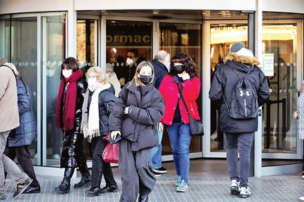 Người dân đeo khẩu trang bên ngoài một bệnh viện ở Badalona, Tây Ban Nha. (Ảnh REUTERS) 