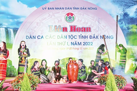 Tiết mục "Ðón khách" của đồng bào dân tộc M’nông được biểu diễn tại Liên hoan Dân ca các dân tộc tỉnh Ðắk Nông. 