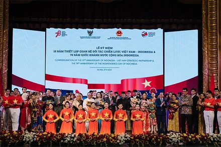 Chương trình nghệ thuật kỷ niệm dấu mốc quan trọng trong quan hệ hai nước. (Ảnh do ÐẠI SỨ QUÁN INDONESIA tại Việt Nam cung cấp) 
