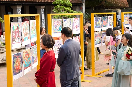 Khách tham quan triển lãm "Vẽ con rồng" tại Văn Miếu-Quốc Tử Giám. 