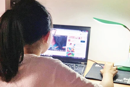 Các bậc phụ huynh cần tìm hiểu, chia sẻ và hướng dẫn con em mình sử dụng mạng xã hội. 