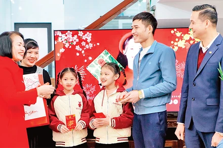 Lãnh đạo và Công đoàn Công ty than Thống Nhất thăm và tặng quà chúc Tết gia đình thợ lò Nguyễn Văn Nam. 