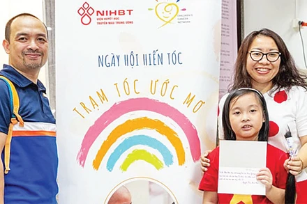 Niềm vui của những người dành tặng mái tóc của mình cho bệnh nhân ung thư. (Ảnh VIỆN HUYẾT HỌC - TRUYỀN MÁU TRUNG ƯƠNG) 