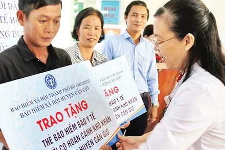 Trao thẻ Bảo hiểm y tế miễn phí cho các hộ nghèo, có hoàn cảnh khó khăn ở huyện Cần Giờ. 