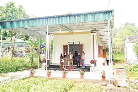 Bà Hoàng Thị Ngọc - hộ nghèo ở xóm Tân Ðà, xã Kỳ Tân, huyện Tân Kỳ chia sẻ niềm vui khi dọn về ngôi nhà Ðại đoàn kết khang trang. 