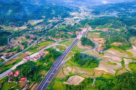 Dự án đường cao tốc Bắc Giang-Lạng Sơn bị "ngắt kết nối" đồng bộ lên thành phố Lạng Sơn và Cửa khẩu Hữu Nghị, đã làm gián đoạn chuỗi cung ứng, khiến lưu lượng phương tiện sụt giảm mạnh so với dự báo ban đầu. 