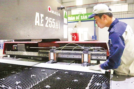 Sản xuất các thiết bị ngành điện tại Công ty cổ phần Kỹ thuật công nghiệp Á Châu (Cụm công nghiệp Quất Ðộng, huyện Thường Tín). (Ảnh ÐĂNG ANH) 