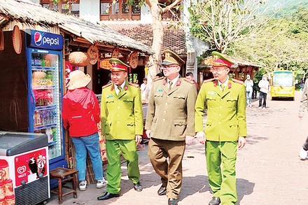 Công an thành phố Uông Bí ứng trực tại khu di tích danh thắng Yên Tử, bảo đảm an ninh trật tự và an toàn giao thông. 
