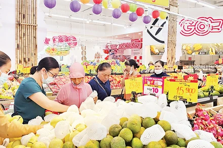 Người dân mua hàng hóa ở siêu thị Go! tại thành phố Hạ Long (tỉnh Quảng Ninh) sáng 12/9. (Ảnh LƯƠNG QUANG THỌ) 