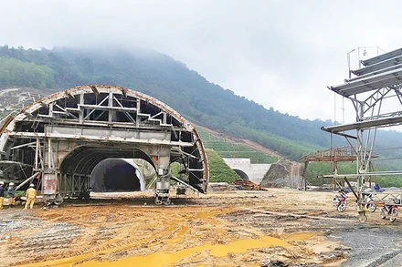 Kỹ sư, công nhân lắp ráp khung chống đỡ cửa hầm trái phía nam hầm Ðèo Bụt. 