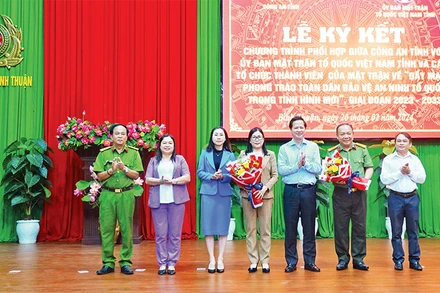 Ðồng chí Ðoàn Anh Dũng, Chủ tịch Ủy ban nhân dân tỉnh Bình Thuận trao bằng khen tặng tập thể, cá nhân. 