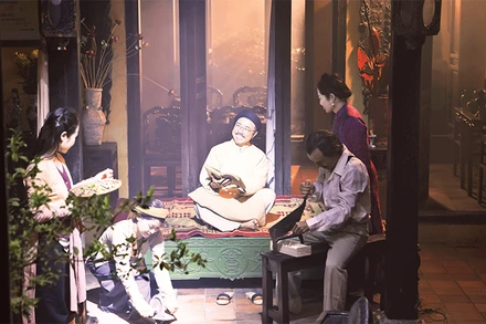 Cảnh sinh hoạt, làm việc của một gia đình Hà Nội xưa được tái hiện qua "Chuyện phố Hàng". 