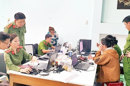 Lực lượng an ninh mạng, Văn phòng Cơ quan Cảnh sát điều tra (Công an tỉnh Phú Yên) đấu tranh với các đối tượng tình nghi sử dụng phương tiện điện tử thực hiện hành vi lừa đảo chiếm đoạt tài sản. (Ảnh XUÂN HUY) 