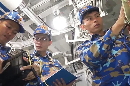 Cán bộ, chiến sĩ Lữ đoàn 162 (Vùng 4) làm chủ vũ khí, trang bị kỹ thuật trên tàu. 