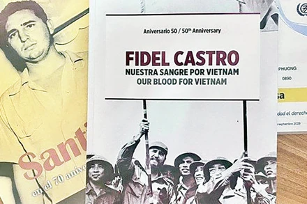 Cuốn sách "Fidel castro - Vì Việt Nam, nguyện hiến dâng cả máu!". (Ảnh TTXVN) 
