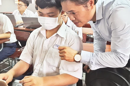 Học sinh Trường THPT chuyên Lê Hồng Phong, Thành phố Hồ Chí Minh trong giờ học Chương trình trí tuệ nhân tạo. 