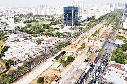 Nút giao Nguyễn Văn Linh-Nguyễn Hữu Thọ được rào chắn để làm hầm chui (hướng Quận 7 đi Nhà Bè và ngược lại). (Ảnh Thế Anh) 