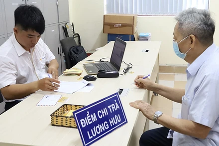 Chi trả lương hưu cho cán bộ hưu trí tại Hà Nội. 