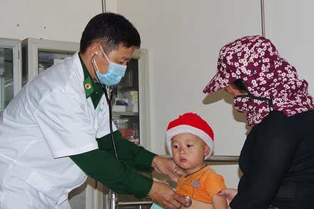 Cán bộ quân y Bộ đội Biên phòng tỉnh Nghệ An chăm sóc sức khỏe cho người dân biên giới. (Ảnh VIẾT LAM) 