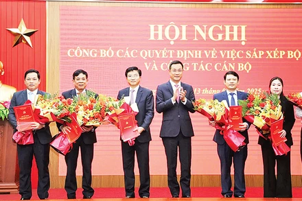 Bí thư Tỉnh ủy Quảng Bình Lê Ngọc Quang trao quyết định điều động, phân công lãnh đạo Ban Tuyên giáo và Dân vận Tỉnh ủy Quảng Bình. 