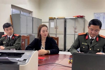 Công an thị xã Kinh Môn (Hải Dương) xử phạt vi phạm hành chính T.T.H - cô đồng bổ cau gây xôn xao dư luận. (Ảnh GIA KHIÊM) 