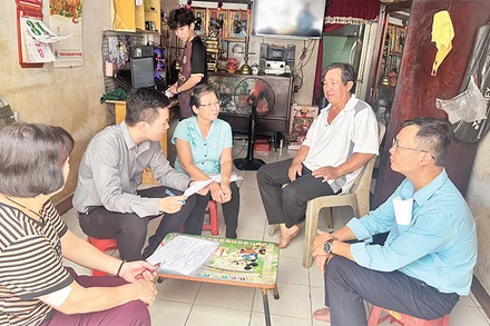 Tổ công tác phúc tra việc thực hiện Chương trình giảm nghèo bền vững giai đoạn 2021-2025 tại một hộ gia đình ở Quận 5. (ảnh CTV) 