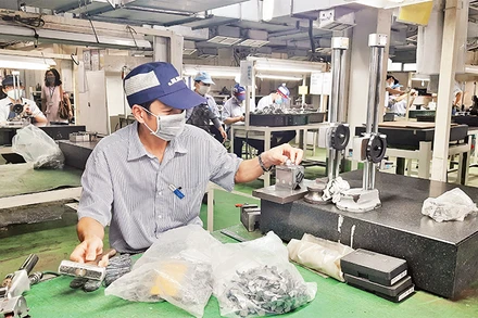 Công nhân Công ty TNHH Juki Việt Nam (Nhật Bản), Khu chế xuất Tân Thuận sản xuất linh kiện máy may công nghiệp. 