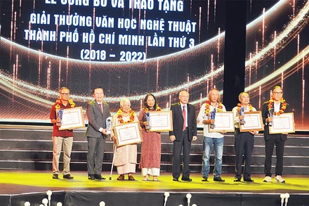 Trao giải thưởng Văn học nghệ thuật Thành phố Hồ Chí Minh lần thứ 3 cho các tác giả đoạt giải ở lĩnh vực văn học. 