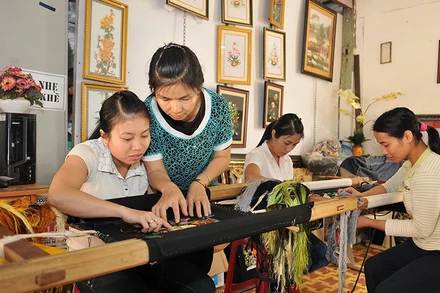 Dạy nghề thêu cho người khuyết tật tại thành phố Gia Nghĩa (Ðắk Nông). (Ảnh Nguyễn Ðăng) 